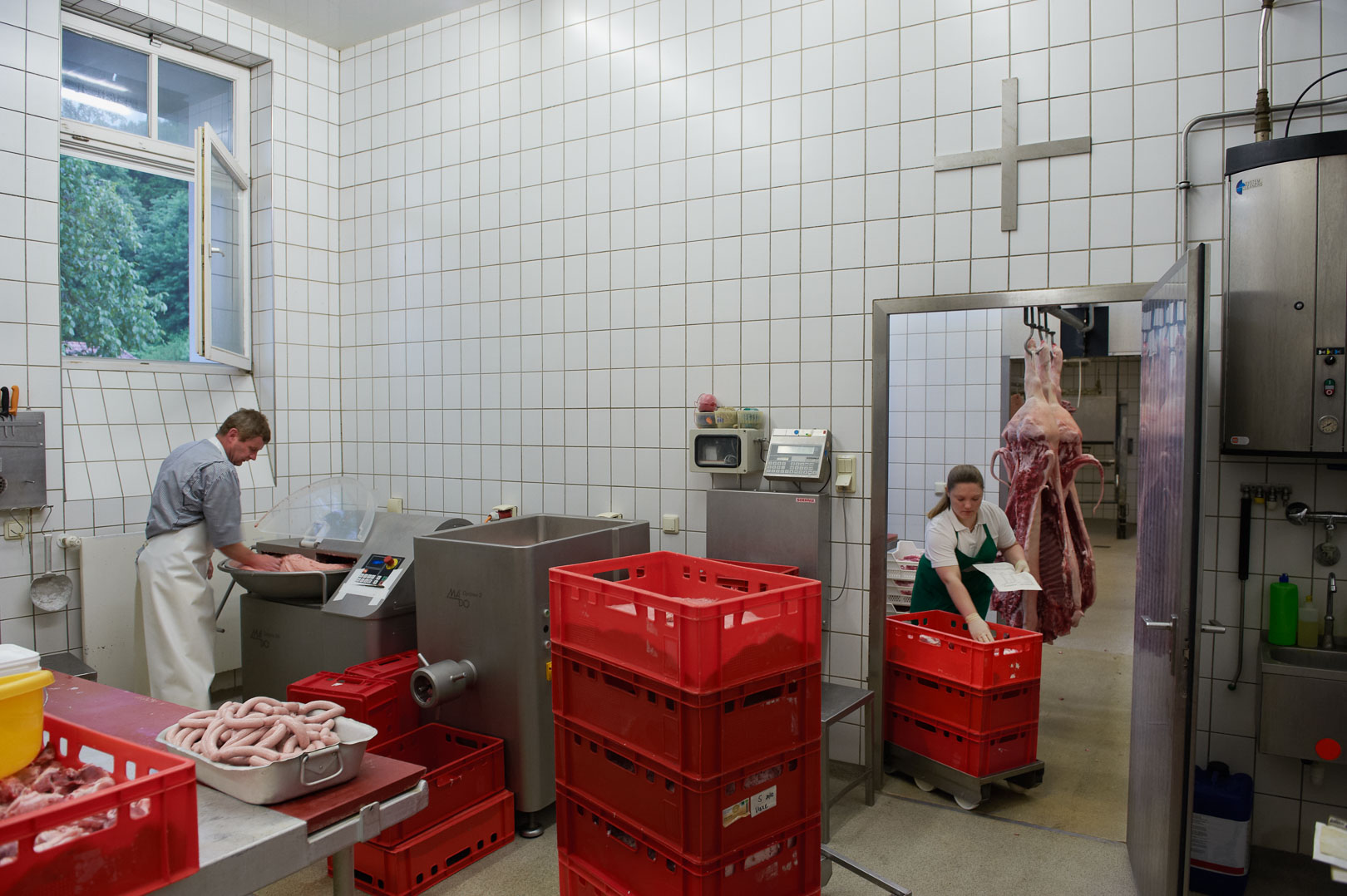 Links:Metzgermeister Michael König; Rechts: Franziska Bacherle in der Klostermetzgerei